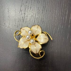 Vintage gold flower brooch